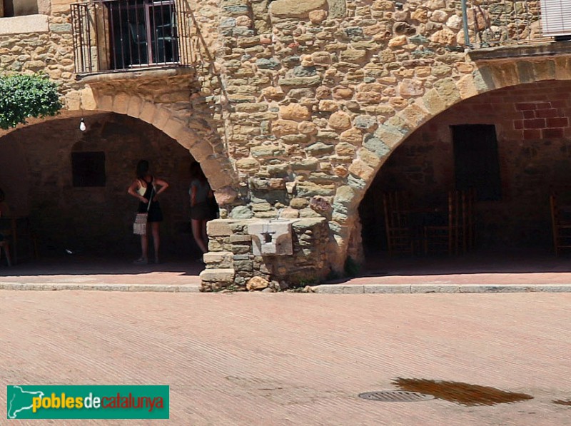 Monells - Plaça Major o de Jaume I. Mitgera (Foto: Albert Esteves, 2020) Monells - Plaça Major o de Jaume I. Mitgera