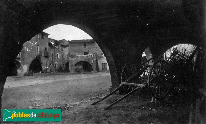 Monells - Plaça Major o de Jaume I - Anònim (Foto: Anònim -Arxiu Fotogràfic del Centre Excursionista de Catalunya-, inicis segle XX) Monells - Plaça Major o de Jaume I - Anònim