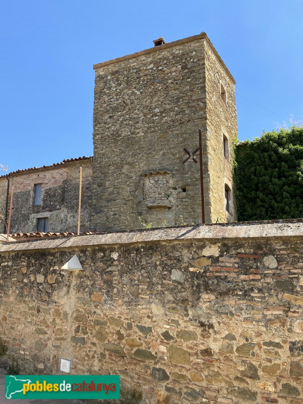 Monells - Torre de l'antiga muralla (Foto: Albert Esteves, 2020) Monells - Torre de l'antiga muralla