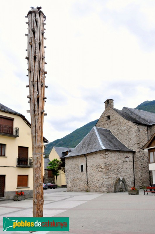 Les - Plaça deth Haro, amb “eth Haro” en primer terme i l'església de Sant Joan Baptista al fons