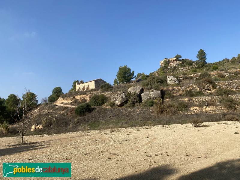 Cervià de les Garrigues - Església i tossal on hi ha les restes del castell de les Besses