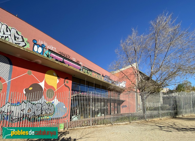 Barcelona - Biblioteca Guinardó - Mercè Rodoreda. Mural  Cosmos: Cats and birds, de Joao Lelo, 2016