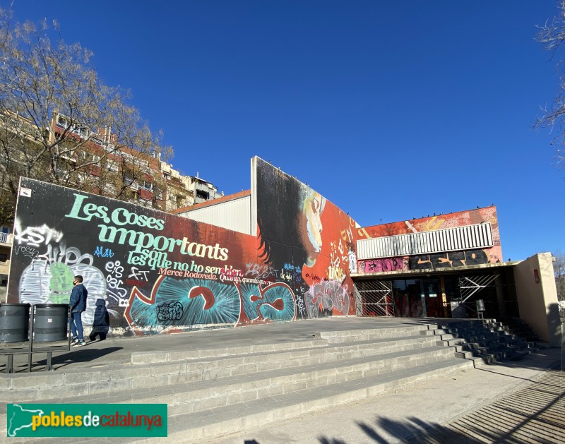 Barcelona - Biblioteca Guinardó.  Mercè Rodoreda. Mural Roc Blackblock