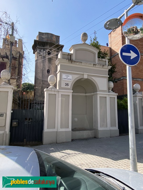 Barcelona - Font i torre d'aigua del carrer Campoamor