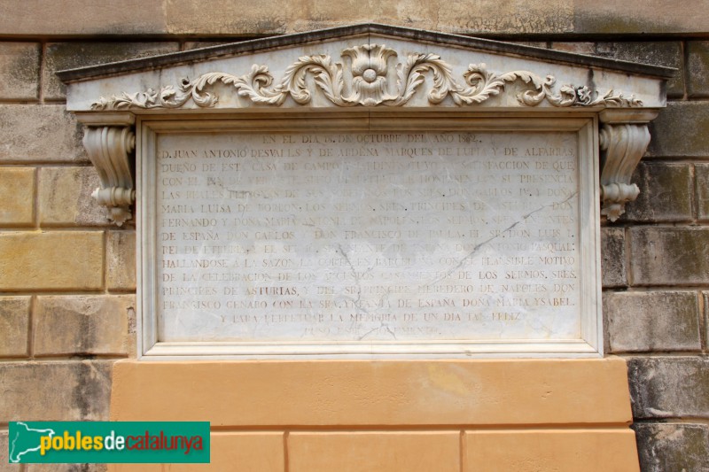 Barcelona - Jardins del Laberint d'Horta. Làpida commemorativa del vista del rei Carles IV, l'any 1802