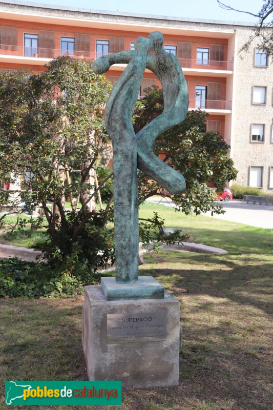 Barcelona - Llars Mundet. Escultura <i>Superació</i>