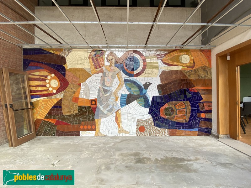 Barcelona - Llars Mundet. Mural <i>Dona i Colom</i>