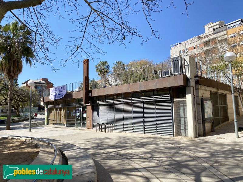 Barcelona - Plaça d'Àngel Pestaña, Casal del barri la Prosperitat