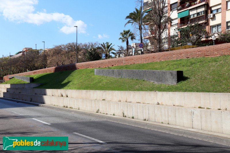 Barcelona - Mitjana escultòrica de l'Av. Rio de Janeiro