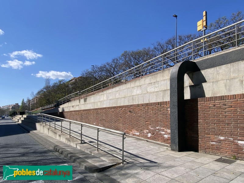 Barcelona - Mitjana escultòrica de l'Av. Rio de Janeiro