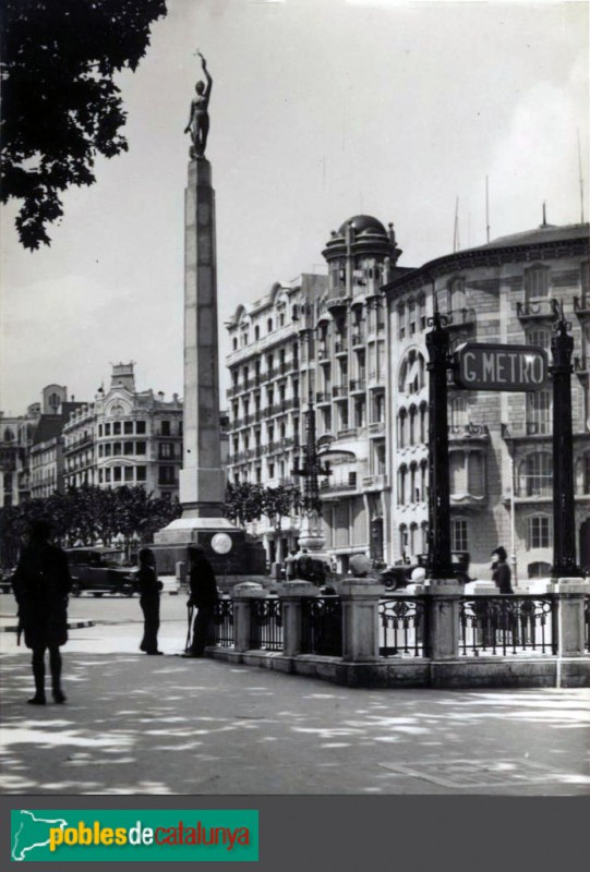 La figura femenina de La República al seu primer emplaçament. 1935.  Arxiu Municipal del Districte de Gràcia