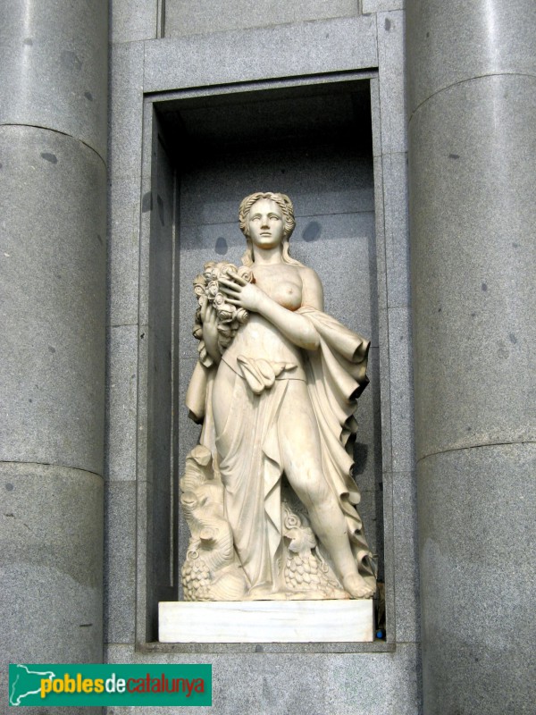 Barcelona - Edifici Banesto. Escultura de Frederic Marés