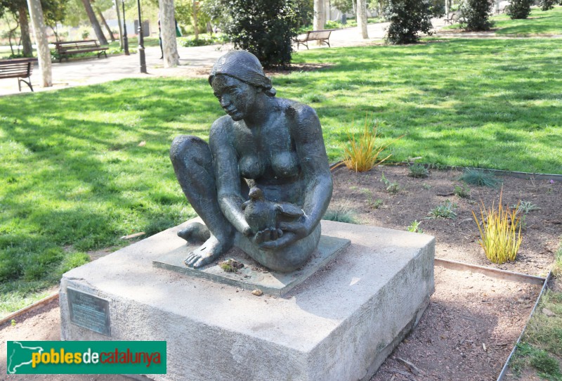 L'Hospitalet de Llobregat - Escultura Noia amb colom