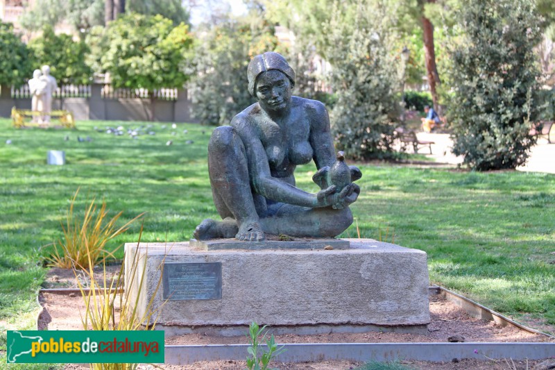 L'Hospitalet de Llobregat - Escultura Noia amb colom