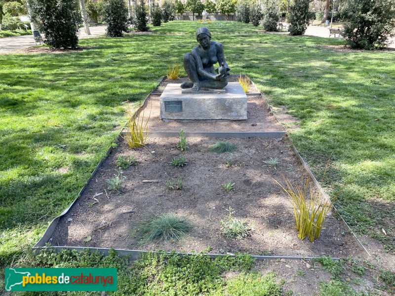 L'Hospitalet de Llobregat - Escultura Noia amb colom