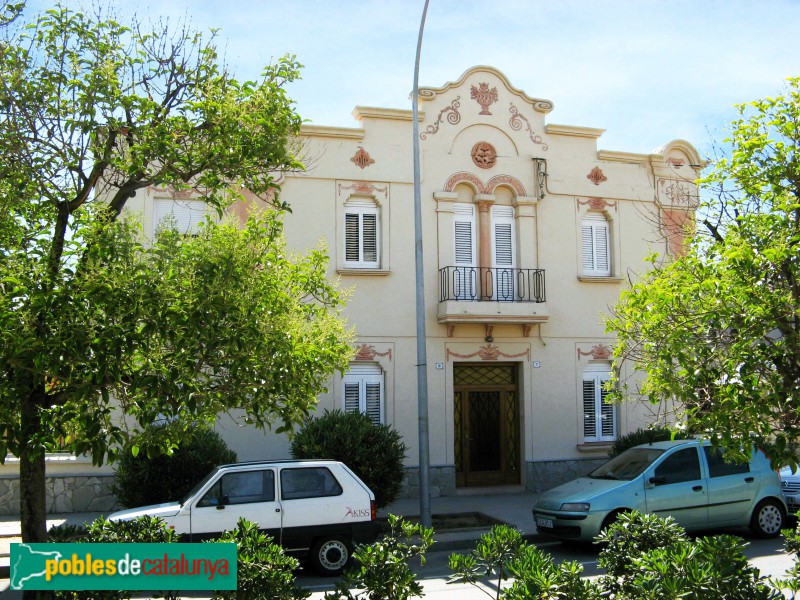 Sant Vicenç dels Horts - Plaça Carme Llinàs, 7-9 (Foto: Albert Esteves, 2008) Sant Vicenç dels Horts - Plaça Carme Llinàs, 7-9