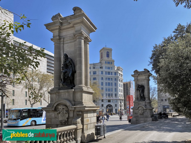 Barcelona - Els sis pilars de la plaça Catalunya