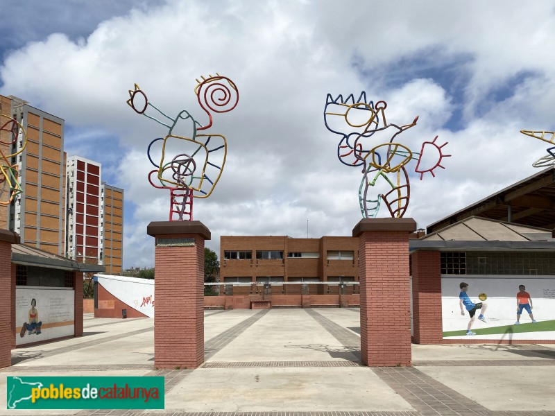 Cornellà de Llobregat - Plaça de Sant Ildefons. Escultures de Jordi Rocosa