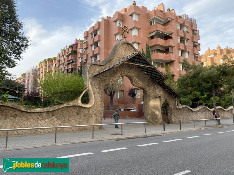 Barcelona - Tanca i portal de la finca Miralles