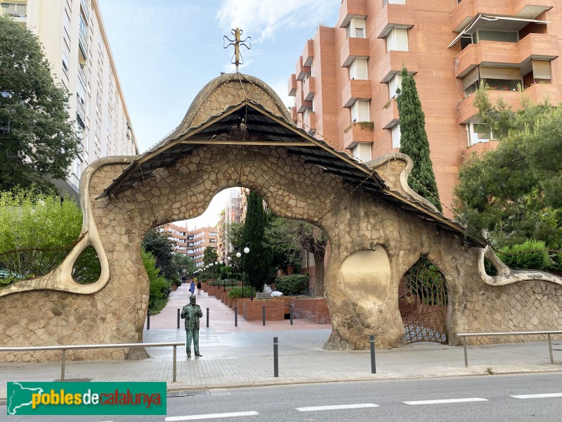 Barcelona - Tanca i portal de la finca Miralles