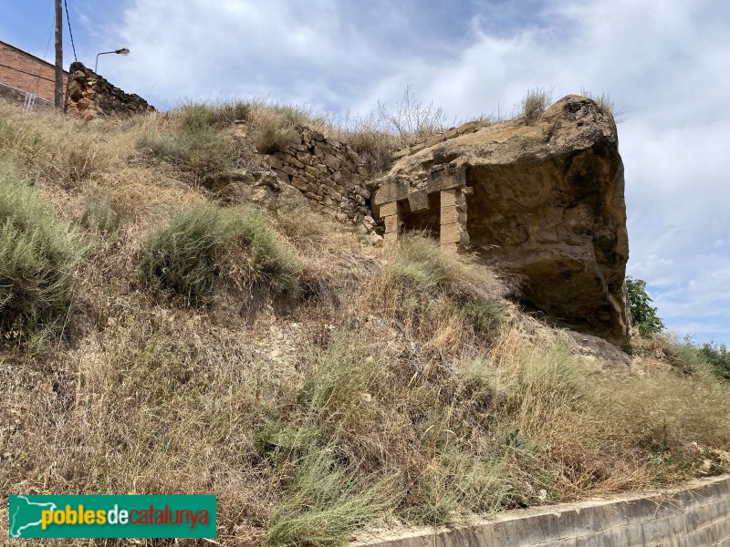 El Cogul - Curiosa construcció sota una balma