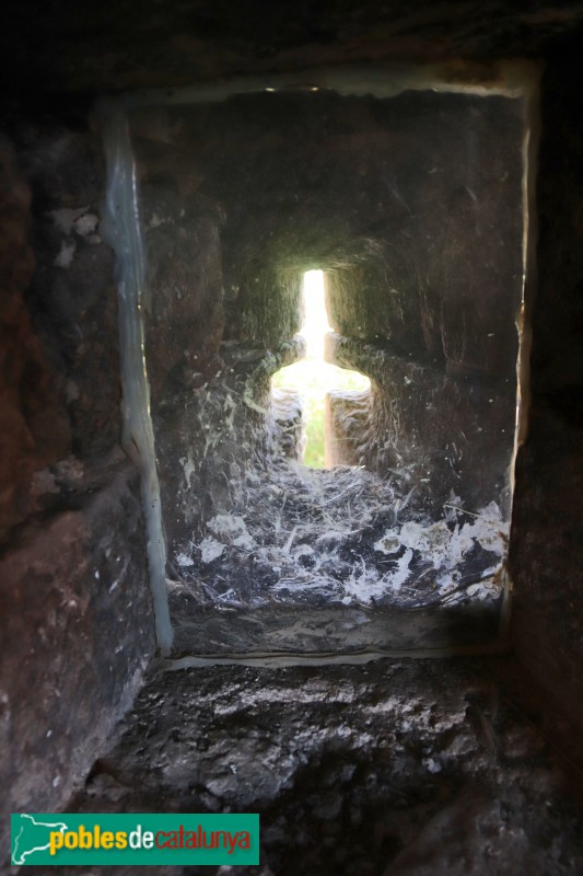 La Floresta - Torre del castell. Espitllera, vista des de l'interior