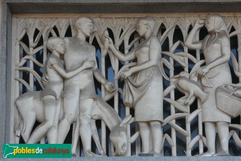 Barcelona - Passeig de Sant Joan, 102. Escultura de Joan Rebull