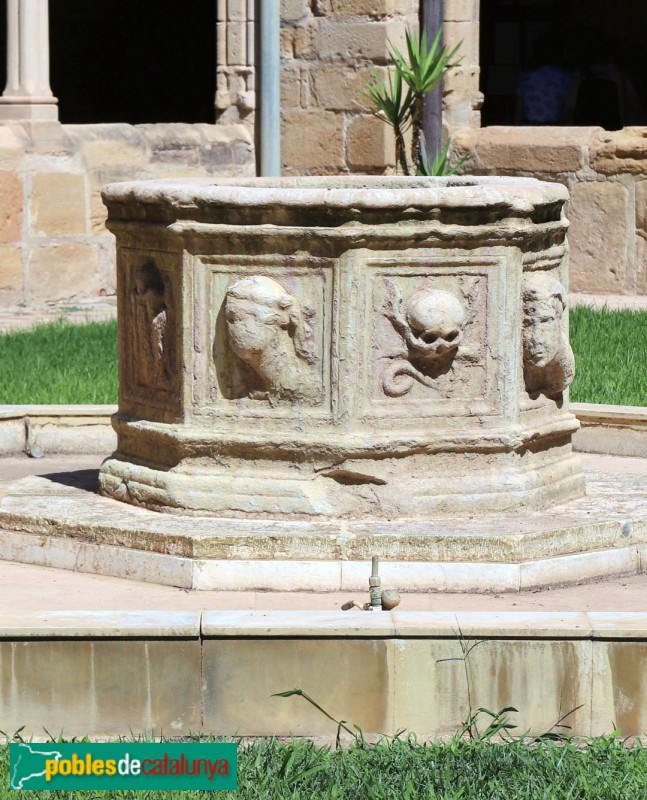 Tortosa - Font del claustre de la catedral