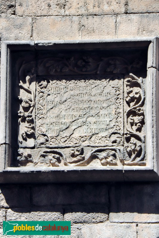 Barcelona - Santa Maria del Mar. Làpida commemorativa de l'inici de les obres (llatí) (1)