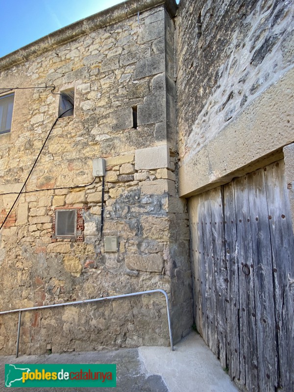 Fulleda - Edifici al carrer Sant Pere