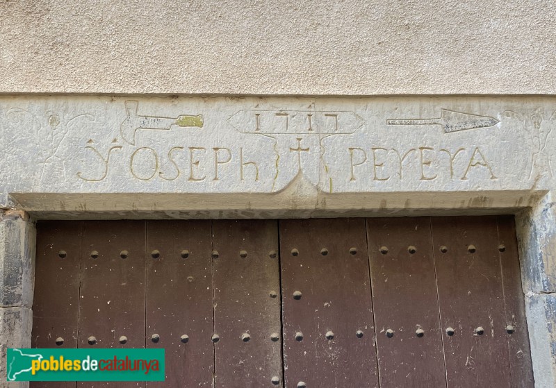 Puiggròs - Llinda de 1717, amb símbols d'ofici. Detall (Foto: Albert Esteves, 2021) Puiggròs - Llinda de 1717, amb símbols d'ofici. Detall