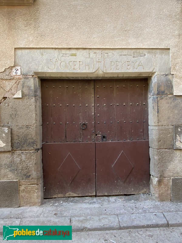 Puiggròs - Llinda de 1717, amb símbols d'ofici (Foto: Albert Esteves, 2021) Puiggròs - Llinda de 1717, amb símbols d'ofici