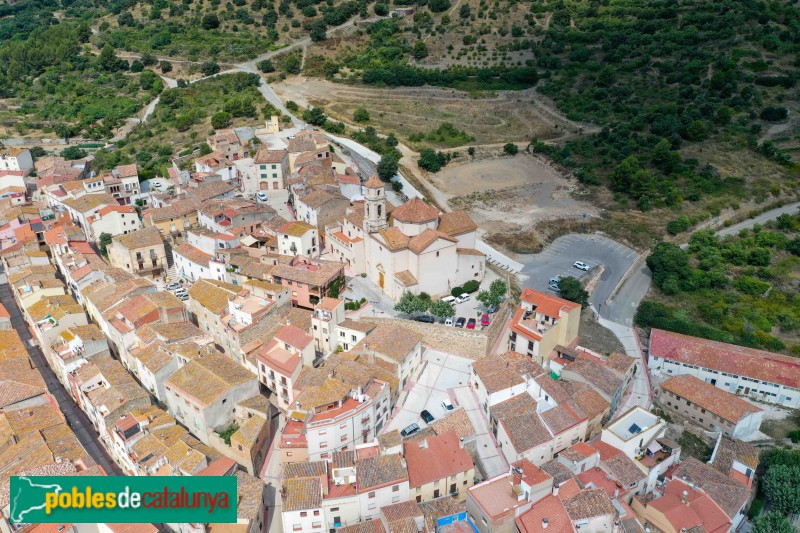 Figuerola del Camp - El poble, amb l'església (Foto: Francesc Vidal-Barraquer, 2020) Figuerola del Camp - El poble, amb l'església