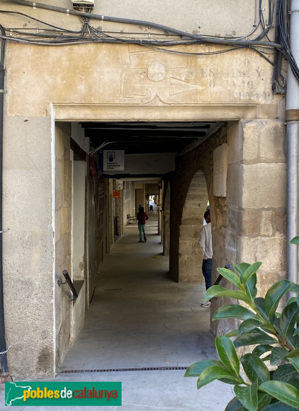 Juneda - Carrer dels Porxos. Llinda de 1664, amb símbols d'oficis