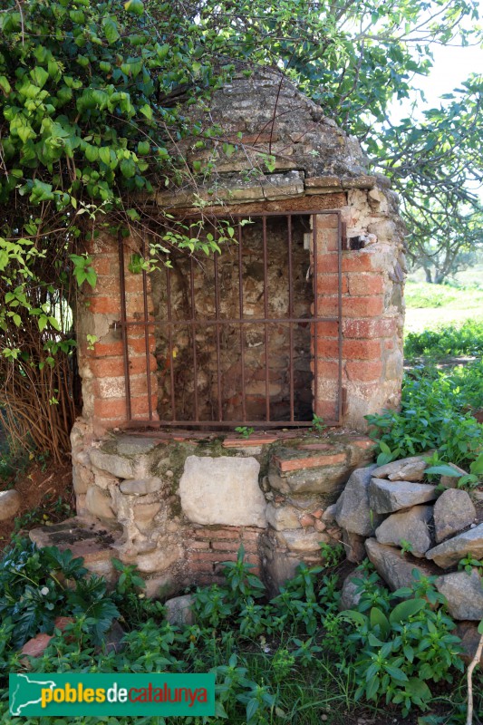 Abrera - Mas de Sant Hilari. Pou al costat de la casa