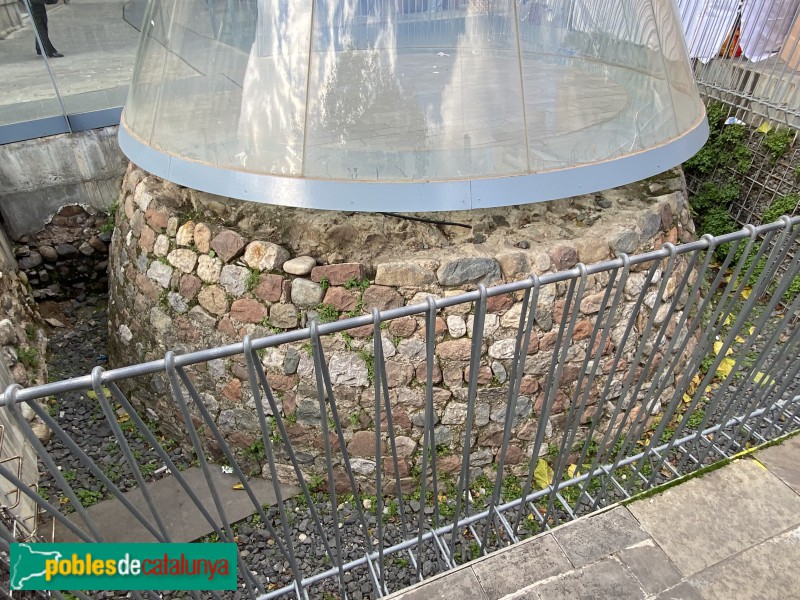 Granollers - Base d'una torre cilíndrica de la muralla -plaça Maluquer-