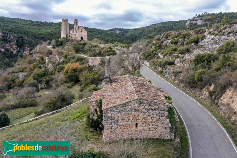 Pontils - Santa Susanna en primer terme i castell de Santa Perpètua, al fons