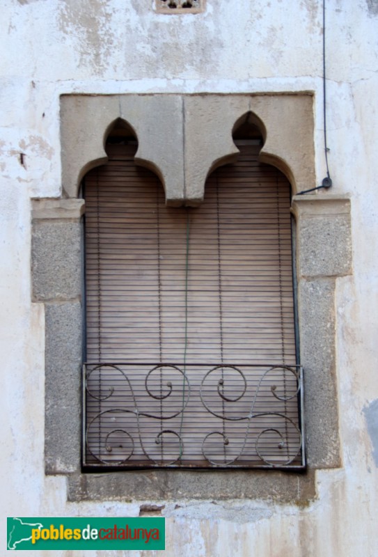 La Roca del Vallès - Finestra al carrer Església 13-15