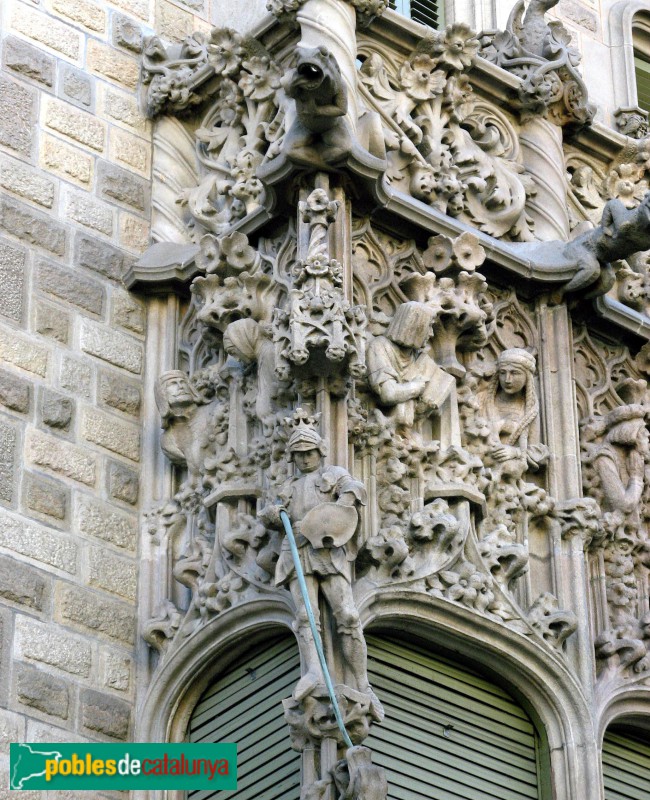 Barcelona - Palau del Baró de Quadras. Escultures