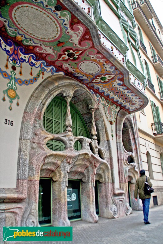 Barcelona - Casa Comalat. Façana Còrsega