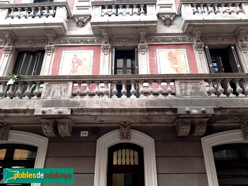 Barcelona - Casa Agustí Atzeries. Porta amb cap