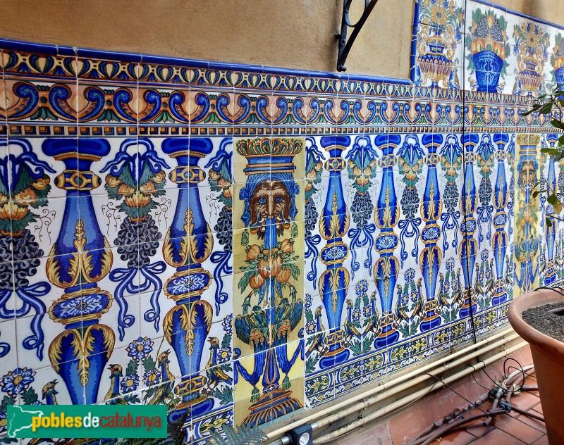 Barcelona - Casa Ramon Casas. Mosaics pati interior