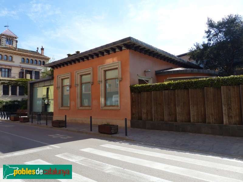 Santa Coloma de Farners - Biblioteca Joan Vinyoli. Façana del passeig sant Salvador (Foto: Graciel·la Vidal, 2022) Santa Coloma de Farners - Biblioteca Joan Vinyoli. Façana del passeig sant Salvador