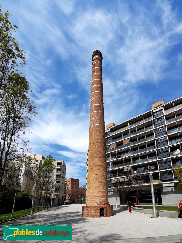 Barcelona - Xemeneia a la plaça Margarida Comas