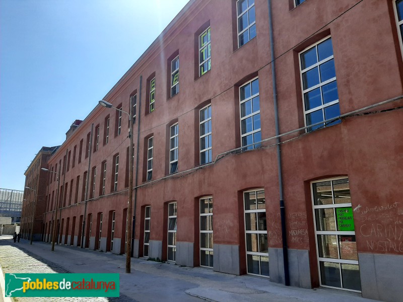 Antiga fàbrica Fabra i Coats. Institut (Foto: Sergi Suárez, 2022) Antiga fàbrica Fabra i Coats. Institut