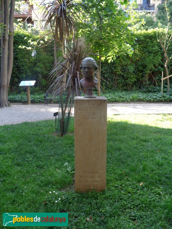 Universitat de Barcelona. Bust al jardí