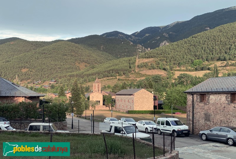 Urús - El poble, amb l'església de Sant Climent al centre