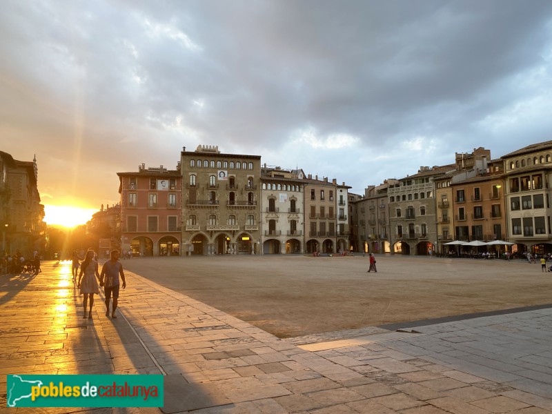 Vic - Posta de sol a la plaça Major