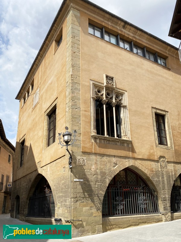 Vic - Casa de la Ciutat (Llotja del Blat), amb el fanal de Pericas