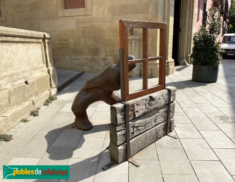 Vic - Escultura <i>kantoriana</i>. Plaça de la Catedral